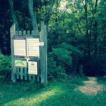 Dora Kelley Nature Park - Plenty of parking at the school entrance - Parks Near Me - Alexandria, Virginia