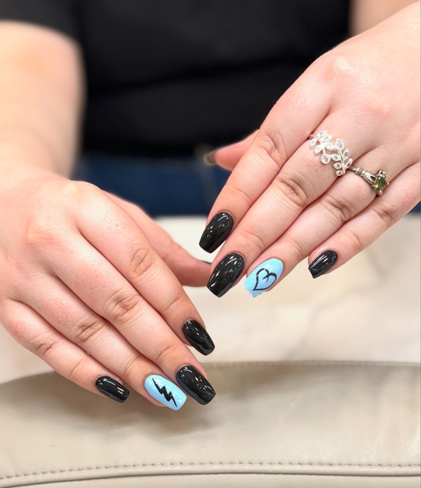 Nails By Heng Logo