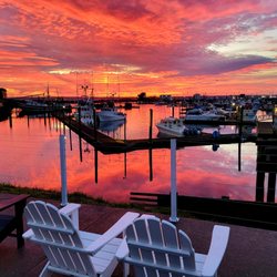 Saltwater Inn - Sunrise from the marina front patio