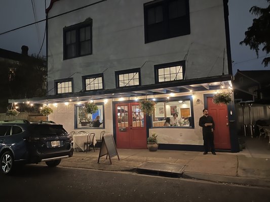 Tonti's Cocktail Bar & Bistro by null