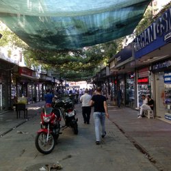 Konak Bazaar - Straat met alleen telefoonwinkels