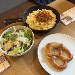 Gasthof Hofwirt - Tiroler Käse Spätzle, Grüner Salat, Breze