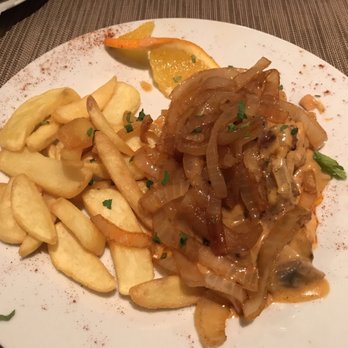 Syrtaki - Schweine- und Rinderfilet mit Metaxasoße und Zwiebeln - Greek Near Me - Bad Oeynhausen, NW Syrtaki - Schweine- und Rinderfilet mit Metaxasoße und Zwiebeln - Greek Near Me - Bad Oeynhausen, NW