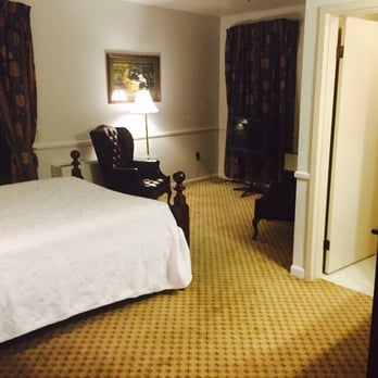 Charles Inn - Small simple room for over 100$. Should've been at most 70$. - Hotels Near Me - Bangor, Maine
