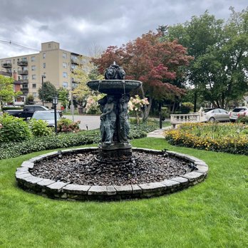 Idlewyld Inn And Spa - The front fountain - Hotels Near Me - London, Ontario