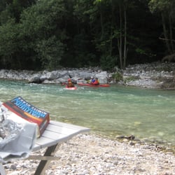 Camping Erlebnis Zugspitze - Der Campingplatz grenzt direkt an die Loisach.