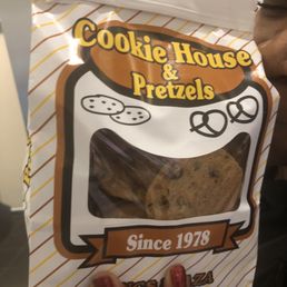 Mix of peanut butter chocolate chunk and chocolate chip pecan. Mix of peanut butter chocolate chunk and chocolate chip pecan.