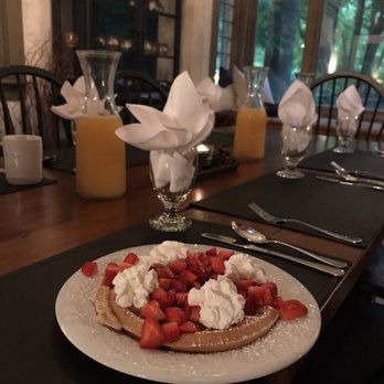 Cottonwood Inn - Belgium Waffle for Breakfast! - Bed & Breakfast Near Me - Holland, Michigan