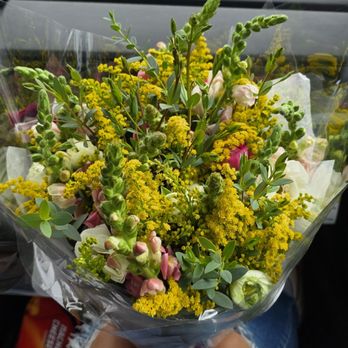 Safeway - Not a tasteful bouquet.. - Grocery Near Me - Tracy, California