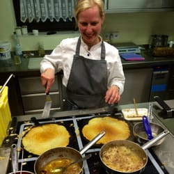 Gasthof Zum Hohen Lohr - Christine Luckhardt macht Ofenplätze am laufenden Band. Gefüllt werden die Pfannkuchen aus Kartoffelteig klassisch mit Speck und Zwiebeln.