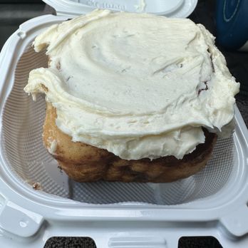 Gooey Center Bakery - Great traditional cinnamon roll - Desserts Near Me Gooey Center Bakery - Great traditional cinnamon roll - Desserts Near Me