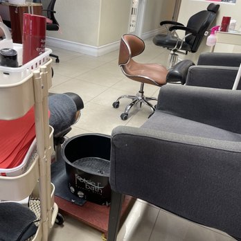 Jasmine Nails & Spa - Pedi chairs and buckets - Nail Salons Near Me - Sweetwater, Florida