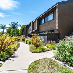 La Vista - property walking path