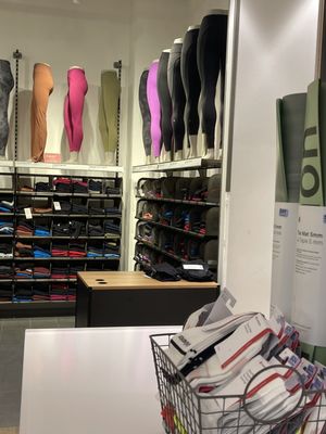 lululemon by null