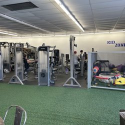 Hornet Fitness - Kids zone & selectorized strength equipment