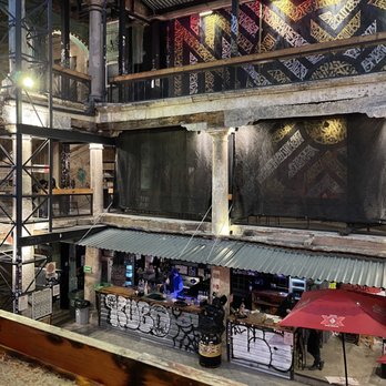 Pizza del Perro Negro - Different seating levels. - Pizza Near Me - México, D.F., DIF
