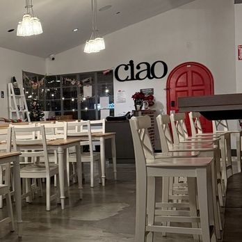 Mamma Eatery - Entrance with seating and bar seating - Italian Near Me - Davis, California