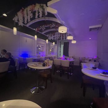 Friends Sushi - Inside seating - Sushi Bars Near Me - Chicago, Illinois