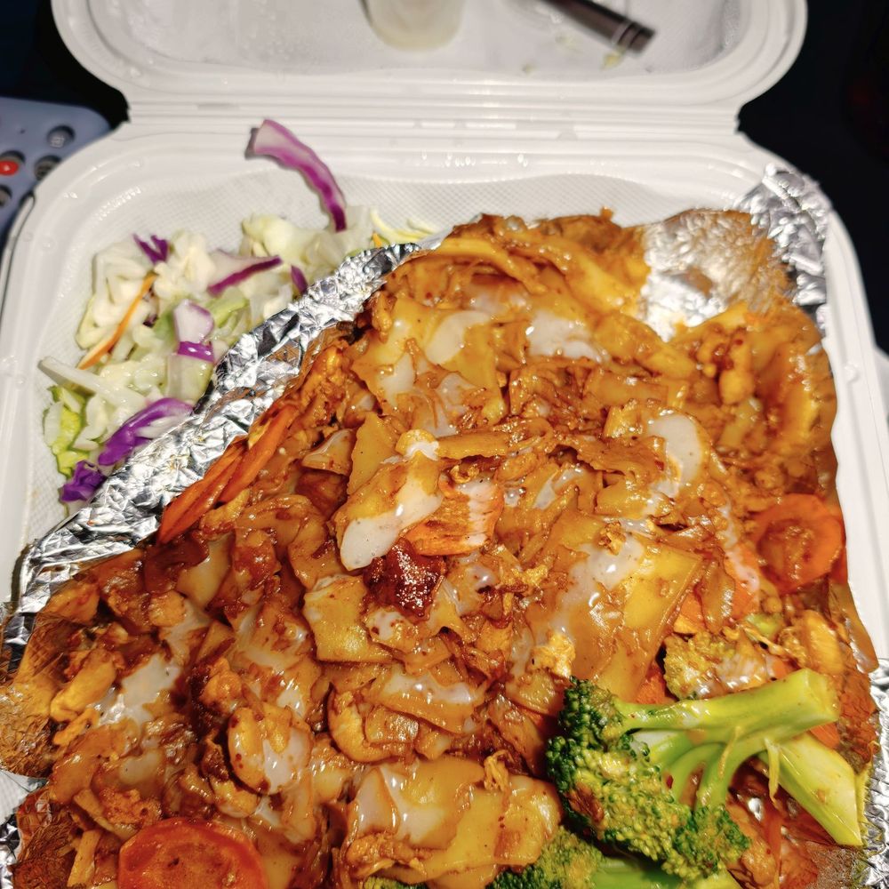 Pikul Thai Bistro - Pad see ew with chicken spicy - Thai Near Me - Fairfield, California Pikul Thai Bistro - Pad see ew with chicken spicy - Thai Near Me - Fairfield, California