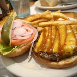 Copper Creek Inn - Cheeseburger in Paradise