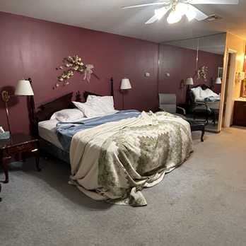 El Rancho Motel - King size bed - Hotels Near Me - Elkhart, Kansas El Rancho Motel - King size bed - Hotels Near Me - Elkhart, Kansas