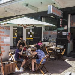 Área externa do Café Paris, na Rua Cassiano Nascimento.