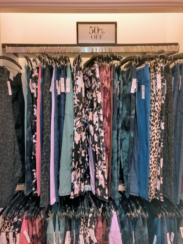 VICTORIA’S SECRET & PINK Updated September 2024 218 Paramus Park