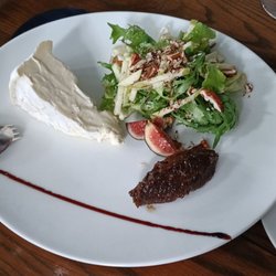Cedrón - Brie with fig Puree
