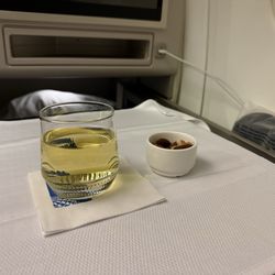 United - Welcome beverage and warm nuts
