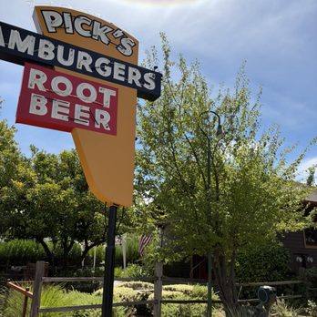 Pick's Roadside - Burgers Near Me - Cloverdale, California