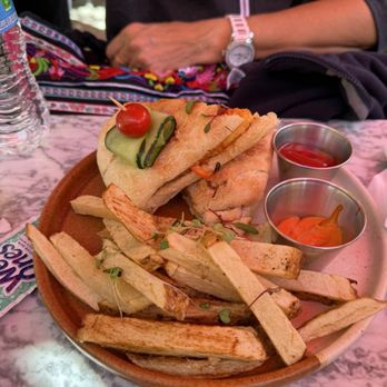 La Sacristía - Chicken sandwich with home made cut fries; excellent! - Cafeteria Near Me - San Miguel de Allende, GUA La Sacristía - Chicken sandwich with home made cut fries; excellent! - Cafeteria Near Me - San Miguel de Allende, GUA