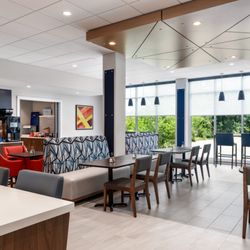 Holiday Inn Express & Suites - Breakfast & Lounge Area