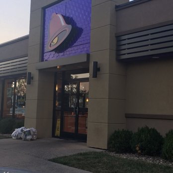 Taco Bell - The trash next to the front door would have been a sign of what to expect when visiting this location. - Fast Food Near Me - Shawnee Mission, Kansas Taco Bell - The trash next to the front door would have been a sign of what to expect when visiting this location. - Fast Food Near Me - Shawnee Mission, Kansas