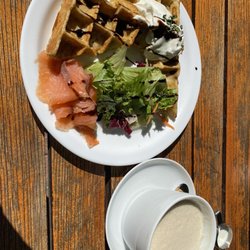 Kaffeeflut - Kartoffelwaffel mit Räucherlachs und Sourcream