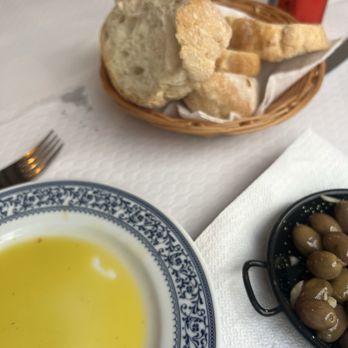 Bessa - Bread service and olives - Restaurants Near Me - Lisbon, 11