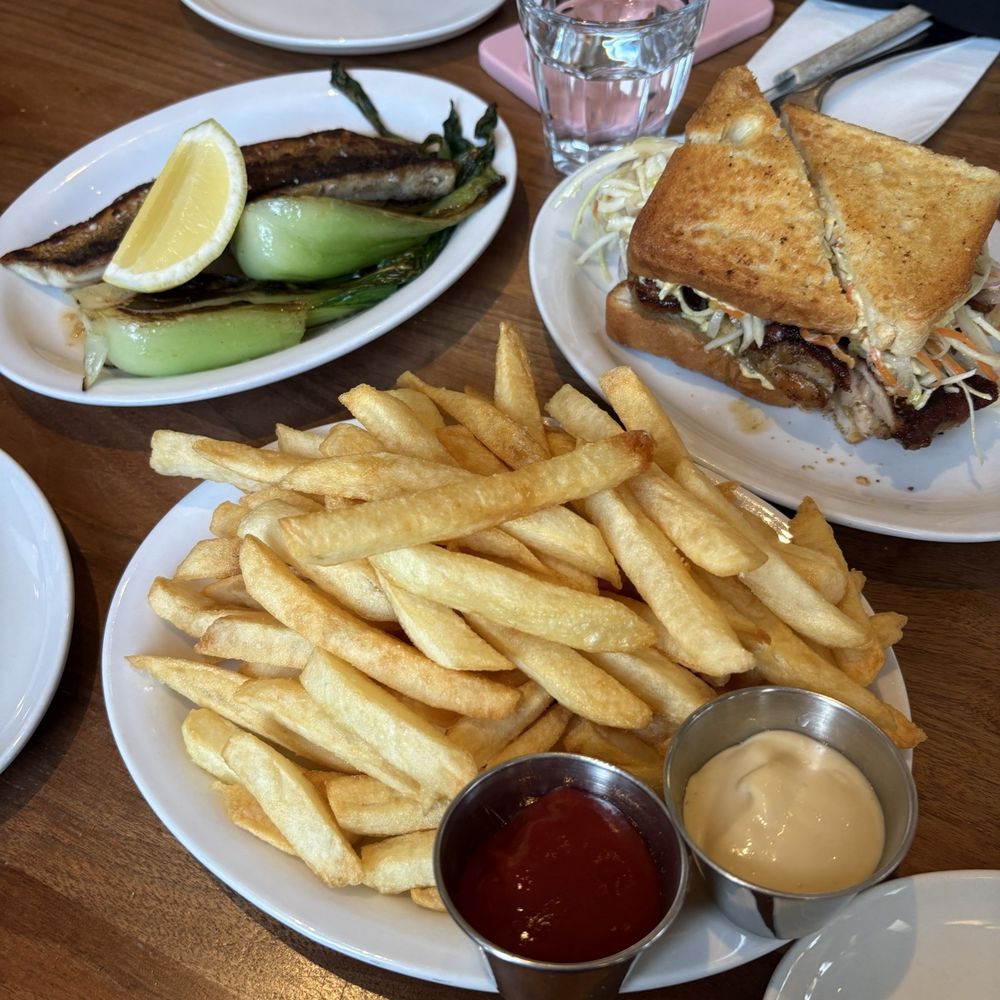 Dotty’s - Fries, chicken sandwich, fish & veg - Cocktail Bars Near Me - Toronto, Ontario