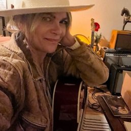 This is a singer songwriter by the name of Sarah Canet who performs at O'Callaghan This is a singer songwriter by the name of Sarah Canet who performs at O'Callaghan