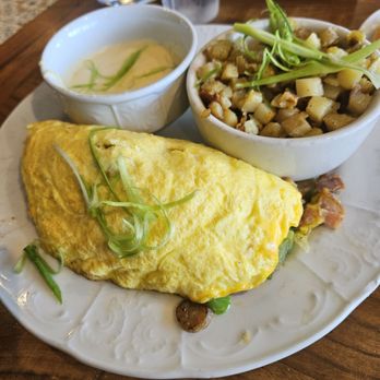 Darlene’s  - Omelet with a side of breakfast potatoes - Breakfast & Brunch Near Me - Orland Park, Illinois