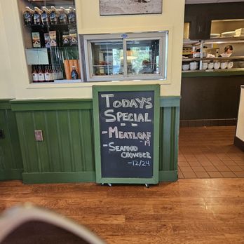 Linda Bean's Maine Kitchen - Inside view - Seafood Near Me - Freeport, Maine Linda Bean's Maine Kitchen - Inside view - Seafood Near Me - Freeport, Maine