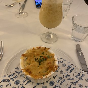 Justine - Crawfish mac & brie with the hiver de l'île cocktail - French Near Me - New Orleans, Louisiana Justine - Crawfish mac & brie with the hiver de l'île cocktail - French Near Me - New Orleans, Louisiana