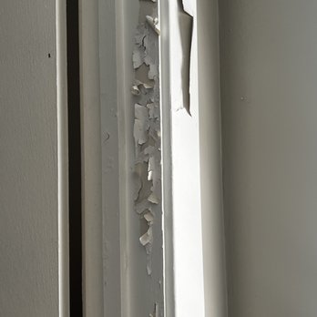 Gkhouses - Bathroom paint was peeling so bad it was falling to the floor. This picture is 3 months AFTER the repaint. Work by a "certified vendor." - Property Management Near Me