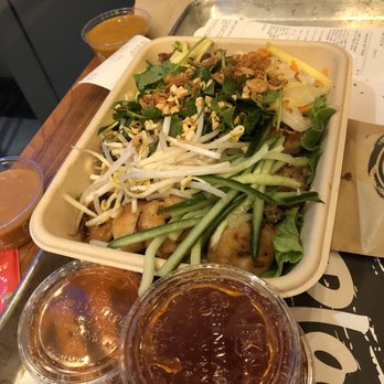 Roll Play - Fully-loaded bowl with lemongrass flank steak - Vietnamese Near Me - Vienna, Virginia