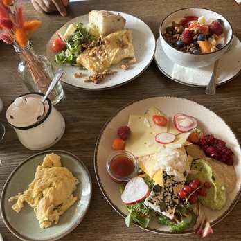 Zimt & Zucker - Rumba platter with side of scrambled eggs, Charleston eggs, and quickstep yogurt bowl - Cafes Near Me - Berlin, BE Zimt & Zucker - Rumba platter with side of scrambled eggs, Charleston eggs, and quickstep yogurt bowl - Cafes Near Me - Berlin, BE