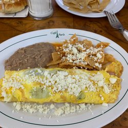 Cafe París - Omelette con champiñones chilaquiles y frijoles