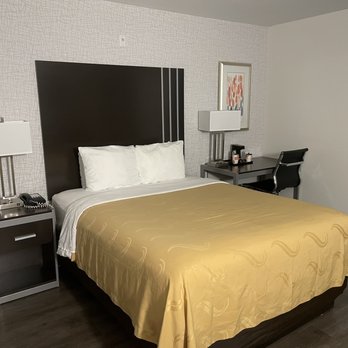 Quality Inn Burbank Airport - Room with king size bed - Hotels Near Me - Burbank, California