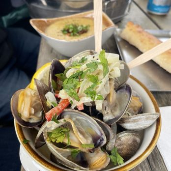 Westcott Bay Shellfish Company - Fresh clams with white wine, leeks and cream Amazing corn chowder, fresh oysters - Seafood Markets Near Me - Friday Harbor, Washington