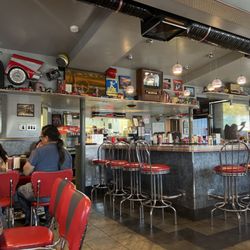 Dog 'n' Suds Restaurant - Classic diner style - come for the dogs!
