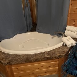 Westport Marina Cottages - The spa tub has jets!!!!