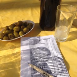 Taberna El Mellizo - Bodegón de bienvenida: aceitunas y mosto mientras leemos la "carta"