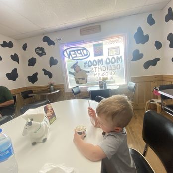 Moo Moo’s Delights - Sitting room - Ice Cream & Frozen Yogurt Near Me - Daleville, Virginia